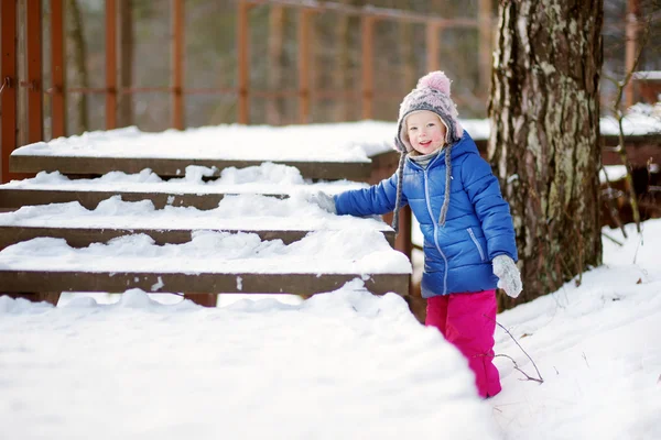 Chica divirtiéndose en invierno parque — Foto de Stock