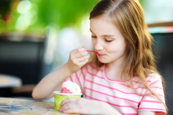Ragazza mangiare gelato — Foto Stock