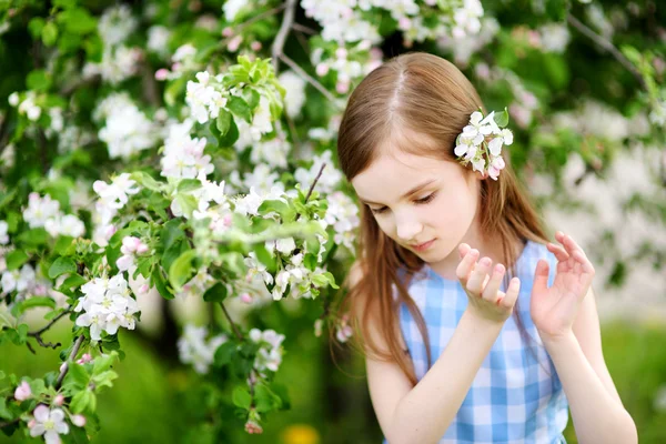 Dziewczynka w kwitnących jabłoni — Zdjęcie stockowe