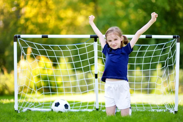 Pequeño jugador de fútbol divertirse —  Fotos de Stock