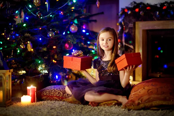 Joyeux fille avec des cadeaux de Noël — Photo