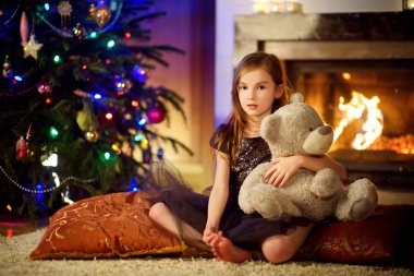 küçük kız bir şömine tarafından