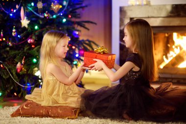 büyülü Noel hediye açılış kız 