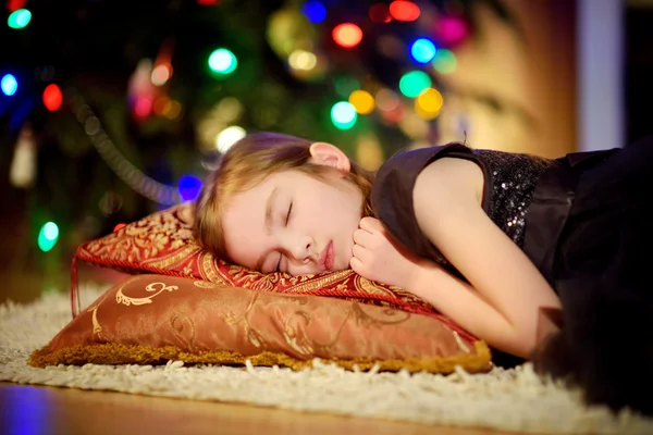 睡在圣诞树下的女孩 — 图库照片