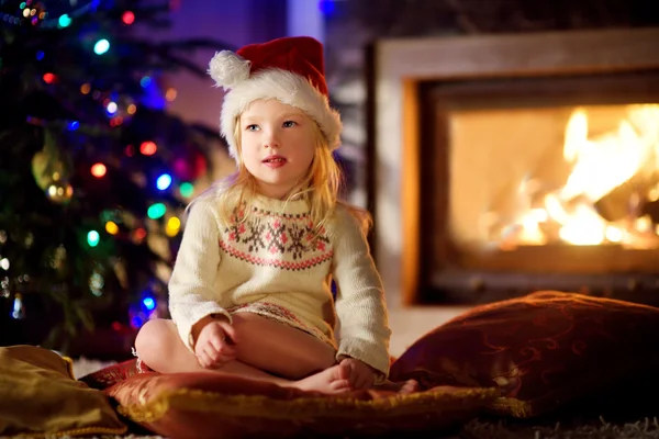 Petite fille près d'une cheminée — Photo