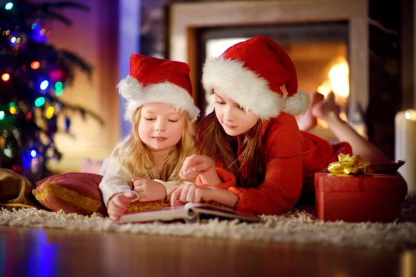 Sisters reading a story book — Stock Photo, Image