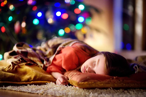 Ragazza che dorme sotto l'albero di Natale — Foto Stock