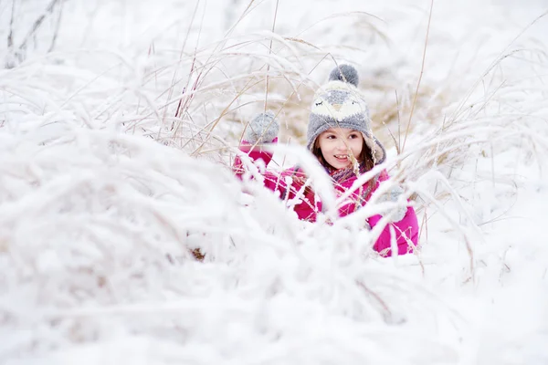 Mädchen haben Spaß im Winterpark — Stockfoto