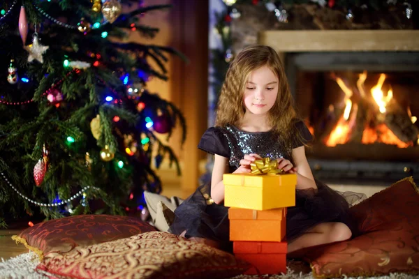 Menina feliz abrindo presentes de Natal — Fotografia de Stock