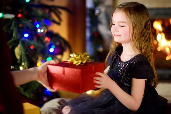 Chica consiguiendo un regalo de Navidad — Foto de Stock