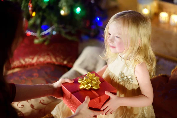 Mädchen bekommt ein Weihnachtsgeschenk — Stockfoto