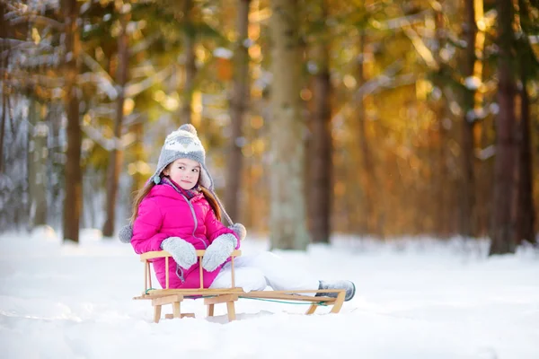 Liten flicka ha kul med ett konstgrepp — Stockfoto