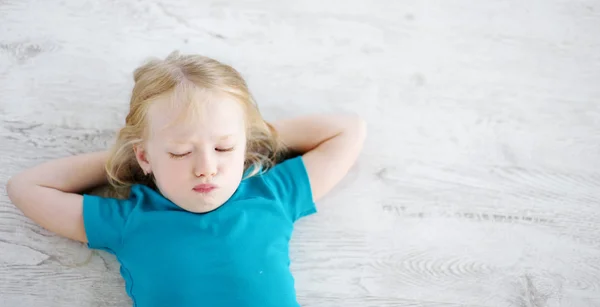 Petite fille couchée sur le sol — Photo