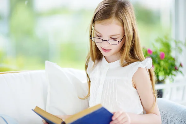 Adorable niña leyendo un libro —  Fotos de Stock