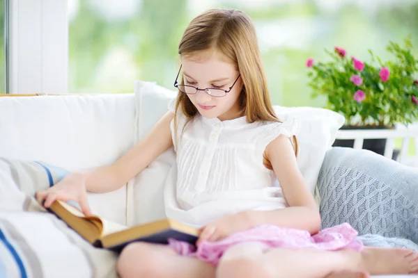 Adorable niña leyendo un libro —  Fotos de Stock