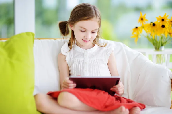 Menina brincando com um tablet digital — Fotografia de Stock