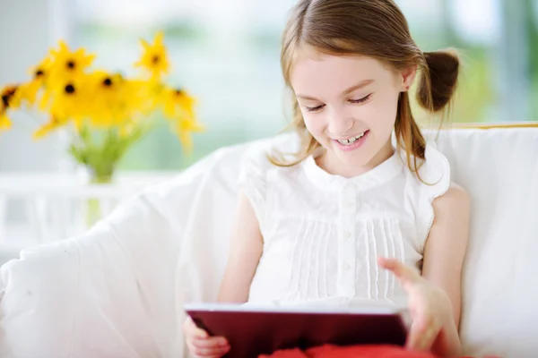 Fille jouer avec une tablette numérique — Photo