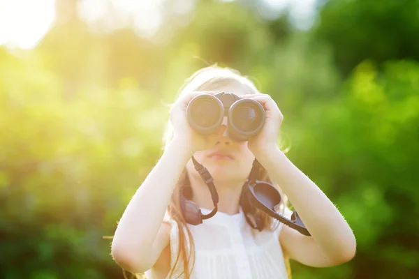 Chica mirando a través de binoculares — Foto de Stock