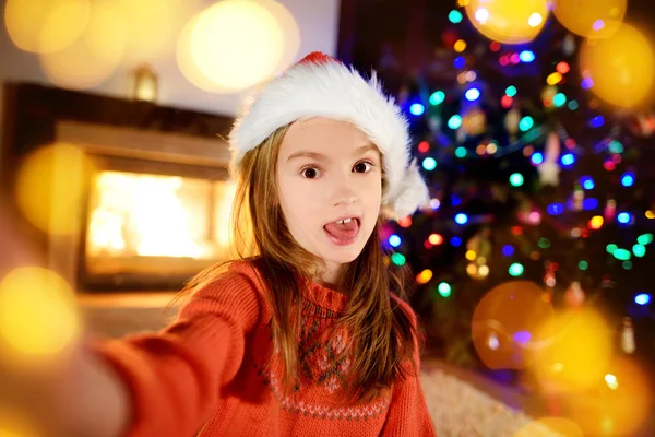Malé radostné holčičky, přičemž selfie — Stock fotografie