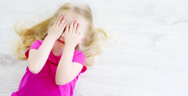 Little girl lying on  floor — Stock Photo, Image