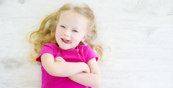 Niña tendida en el suelo — Foto de Stock