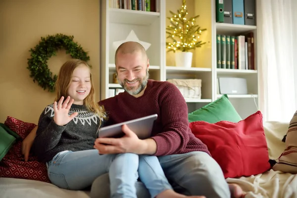 Father His Daughter Having Online Video Call Christmas Time Chatting — Stock Photo, Image