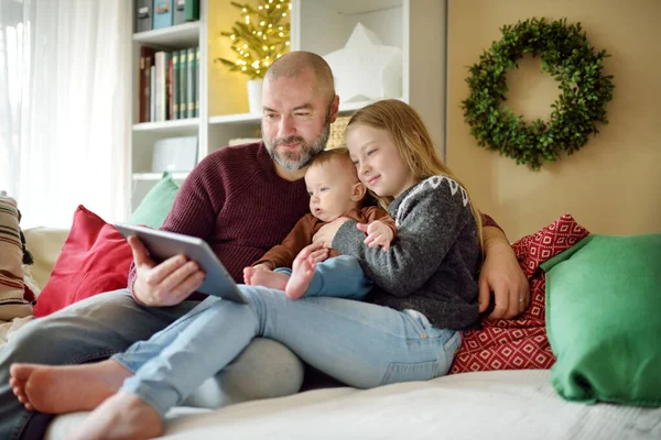 Father His Kids Having Online Video Call Christmas Time Chatting — Stock Photo, Image