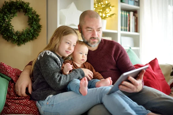 Padre Sus Hijos Tienen Videollamadas Línea Navidad Charlando Con Familiares —  Fotos de Stock