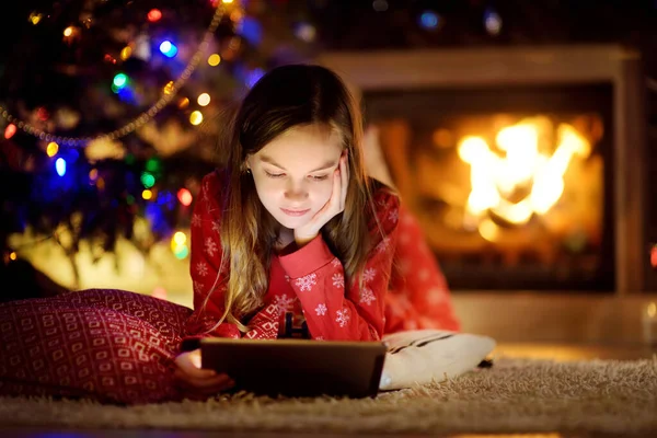 Adorabile Ragazza Che Utilizza Tablet Casa Camino Soggiorno Caldo Accogliente — Foto Stock