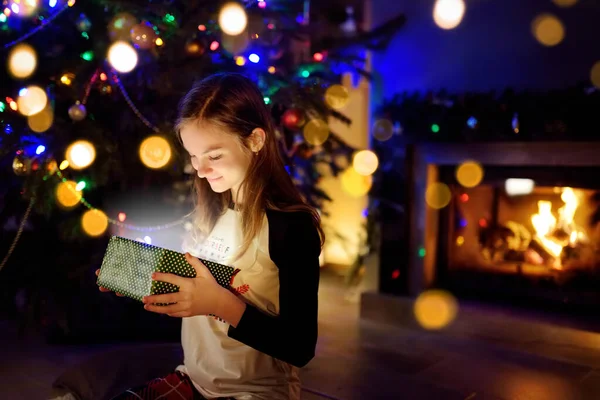 Noel Pijaması Giyen Mutlu Genç Bir Kız Noel Arifesinde Karanlık — Stok fotoğraf