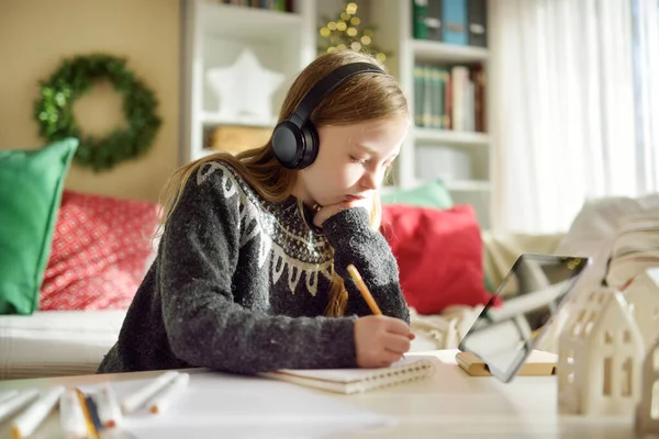 Jong Schoolmeisje Doet Haar Huiswerk Met Digitale Tablet Kersttijd Kind — Stockfoto
