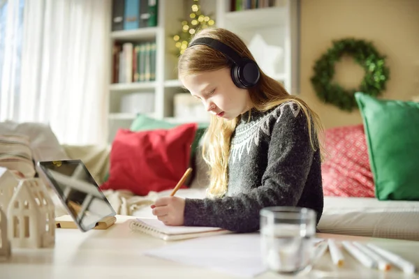 Fiatal Iskoláslány Csinálja Házi Feladatát Digitális Tablettel Karácsonykor Gyerek Szerkentyűket — Stock Fotó
