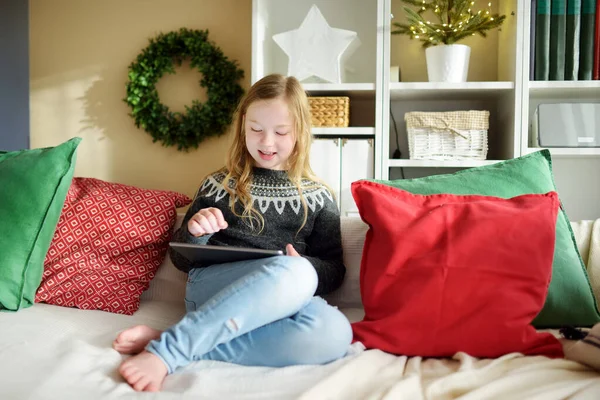 Leuke Jonge Dochter Die Online Videogesprekken Heeft Kersttijd Praten Met — Stockfoto