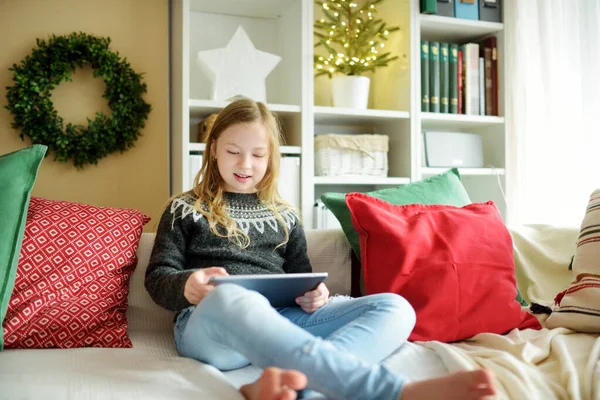Nette Junge Tochter Mit Online Videoanruf Weihnachten Chatten Mit Entfernten — Stockfoto