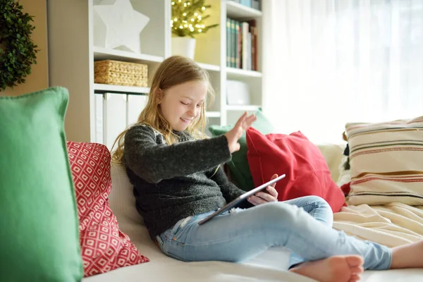 可爱的年轻女儿有网上视频通话在圣诞节的时候 大流行期间与远方的家人聊天 寒假期间保持安全 用现代小玩意庆祝圣诞节 — 图库照片