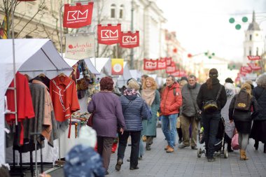 VILNIUS, LITHUANIA - 7 Mart 2020: Kaziuko muge veya Kaziukas 'a katılan yüzlerce insan, geleneksel Paskalya pazarı, her yıl Old Town sokaklarında düzenlenen el sanatları fuarı.