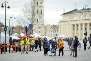 VILNIUS, LITHUANIA - 7 Mart 2020: Kaziuko muge veya Kaziukas 'a katılan yüzlerce insan, geleneksel Paskalya pazarı, her yıl Old Town sokaklarında düzenlenen el sanatları fuarı.