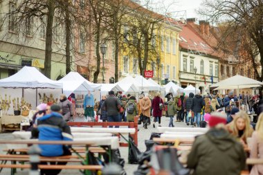 VILNIUS, LITHUANIA - 7 Mart 2020: Kaziuko muge veya Kaziukas 'a katılan yüzlerce insan, geleneksel Paskalya pazarı, her yıl Old Town sokaklarında düzenlenen el sanatları fuarı.