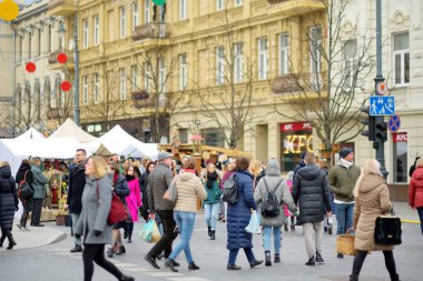 VILNIUS, LITHUANIA - 7 Mart 2020: Kaziuko muge veya Kaziukas 'a katılan yüzlerce insan, geleneksel Paskalya pazarı, her yıl Old Town sokaklarında düzenlenen el sanatları fuarı.
