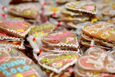 VILNIUS, LITHUANIA - 7 Mart 2020: Vilnius, Litvanya 'da geleneksel zanaat fuarında satılan renkli ev yapımı zencefilli kurabiye