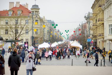 VILNIUS, LITHUANIA - 7 Mart 2020: Kaziuko muge veya Kaziukas 'a katılan yüzlerce insan, geleneksel Paskalya pazarı, her yıl Old Town sokaklarında düzenlenen el sanatları fuarı.