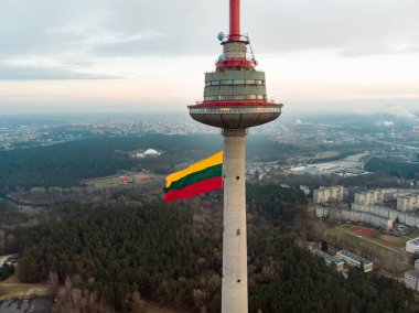 VILNIUS, LITHUANIA - 16 Şubat 2020: Vilnius 'taki Devlet Günü Restorasyonu kutlamalarında Vilnius televizyon kulesinde dalgalanan üç renkli Litvanya bayrağı.
