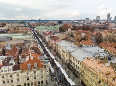VILNIUS, LITHUANIA - 7 Mart 2020: Kaziuko muge ya da Kaziukas 'a katılan kalabalıkların hava manzarası, geleneksel Paskalya pazarı, her yıl Old Town sokaklarında düzenlenen el sanatları fuarı.