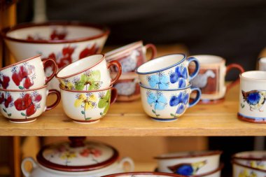 Seramik yemekler, sofra takımı ve sürahiler Vilnius 'taki Paskalya pazarında satılıyor. Litvanya başkentinin geleneksel el sanatları fuarı her Mart ayında Old Town sokaklarında düzenleniyor.