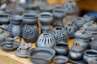 Seramik yemekler, sofra takımı ve sürahiler Vilnius 'taki Paskalya pazarında satılıyor. Litvanya başkentinin geleneksel el sanatları fuarı her Mart ayında Old Town sokaklarında düzenleniyor.