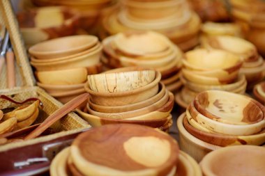 Ahşap mutfak eşyaları ve dekorasyonlar Vilnius 'taki Paskalya pazarında satılıyor. Litvanya başkentinin geleneksel el sanatları fuarı her Mart ayında Old Town sokaklarında düzenleniyor