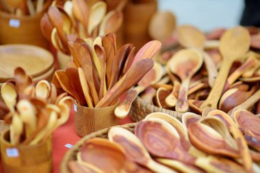 Ahşap mutfak eşyaları ve dekorasyonlar Vilnius 'taki Paskalya pazarında satılıyor. Litvanya başkentinin geleneksel el sanatları fuarı her Mart ayında Old Town sokaklarında düzenleniyor