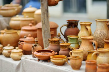 Seramik yemekler, sofra takımı ve sürahiler Vilnius 'taki Paskalya pazarında satılıyor. Litvanya başkentinin geleneksel el sanatları fuarı her Mart ayında Old Town sokaklarında düzenleniyor.