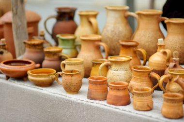 Seramik yemekler, sofra takımı ve sürahiler Vilnius 'taki Paskalya pazarında satılıyor. Litvanya başkentinin geleneksel el sanatları fuarı her Mart ayında Old Town sokaklarında düzenleniyor.