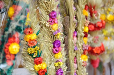 Vilnius 'taki Paskalya pazarında Kaziukas' ta satılan verbolar olarak bilinen geleneksel Litvanya Paskalya palmiyeleri. Litvanya başkentinin geleneksel el sanatları fuarı her Mart ayında Old Town sokaklarında düzenleniyor.